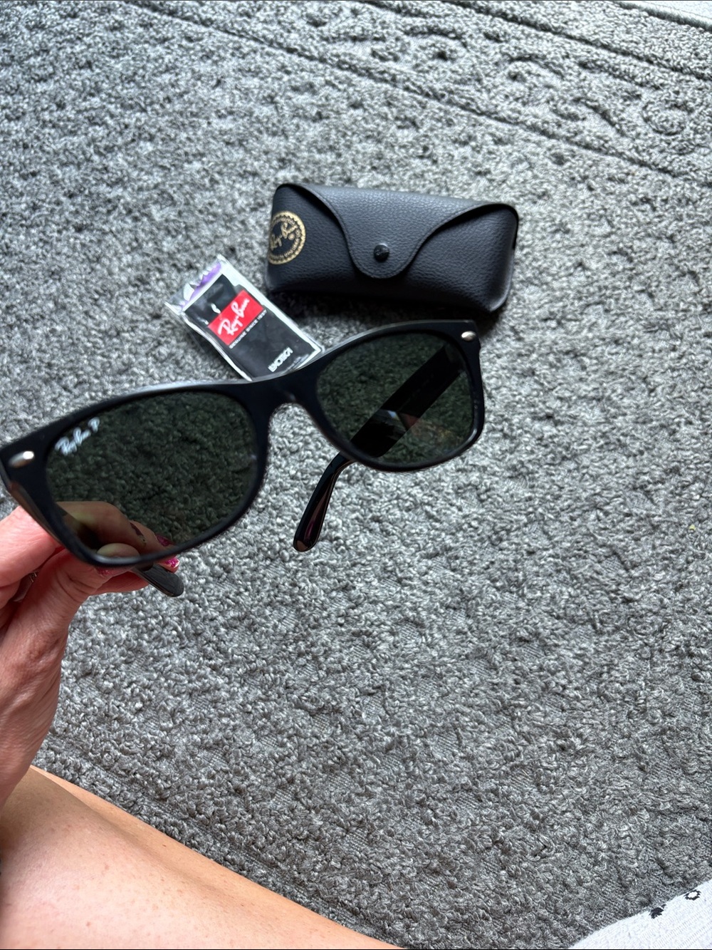 Ray-Ban Black Frame Wayfarer Sunglasses 2132 - Picture 5 of 5